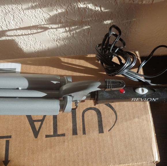 SOLD Revlon 3 Barrel Waver Styling Curling Iron - Picture 2 of 5